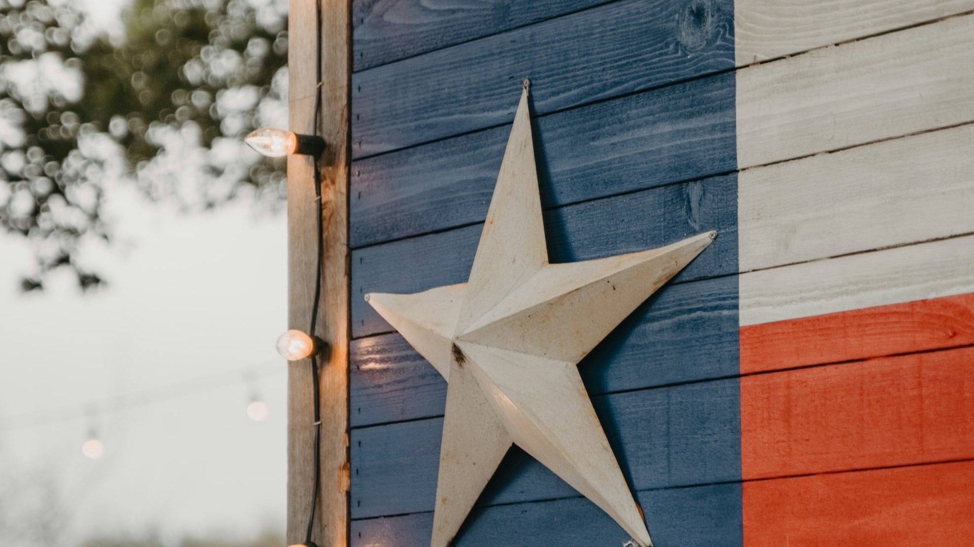 Texas neighborhood with mobile homes and a cloudy sky at dusk